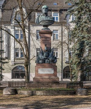 타르투에 있는 바클레이 드 톨리 흉상