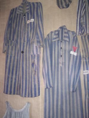 아우슈비츠 강제 수용소 여성 수감자들을 위한 청회색 줄무늬 죄수복