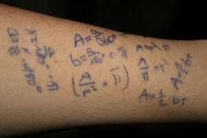 팔에 수학 공식을 적어 컨닝