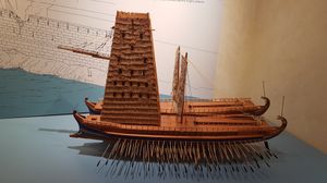 해상 헬레폴리스. 갑판에 헬레폴리스를 탑재한 두 척의 5단 노선