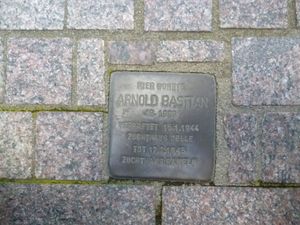 아놀드 바스티안(1908–1945)은 1944년 동성애 혐의로 체포되어 1945년 감옥에서 사망했다.