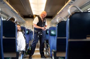 외레순 열차에서 승차권을 확인하는 철도 검표원