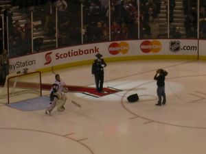 린든 슬루이치가 오타와 세너터스 경기 전에 "O Canada"를 부르는 모습