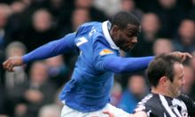 2011년 3월 세인트 미렌과의 경기에서 레인저스에서 뛰는 에두