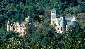 앨범 표지 사진은 샌앤젤모에 있는 샌프란시스코 신학대학원 부지에 있는 몽고메리 채플 계단에서 촬영되었다.