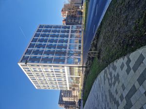 크롤리 타운 홀, 시내 더 불바드에 위치