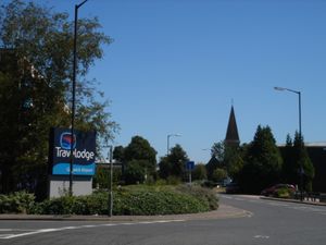 로필드 히스 마을의 처치 로드(Church Road), 동쪽으로 성 미카엘과 모든 천사 교회를 바라보고 있다. 이곳에는 더 이상 집이 남아 있지 않으며, 호텔, 창고, 경공업 시설이 이전 개발을 대체했다.