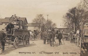 1915년경 블루 아일랜드 마켓, 웨스턴 애비뉴에서 브로드웨이를 서쪽으로 바라본 모습.