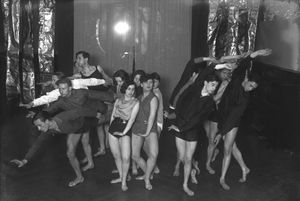 베를린 그루네발트(1929년) 라반의 안무 연구소에서 젊은이들이 리듬에 맞춰 춤을 추고 있다.