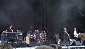 2011년 소피아 록스 페스티벌에서 공연하는 마이크 앤 더 메카닉스