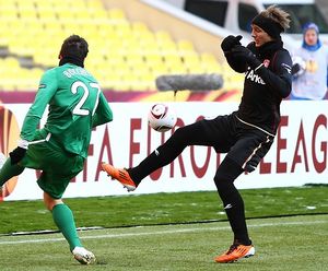 2011년 UEFA 유로파 리그 FC 루빈 카잔과의 경기에서 더 용(오른쪽)