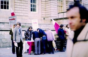 1981년 스코틀랜드의 학생들이 연대를 지지하는 청원 서명을 받고 있다