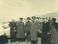 항공기 앞에서 포즈를 취하고 있는 페브지 차크마크