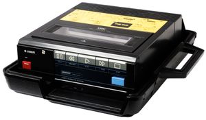 후나이가 Esselte 브랜드로 제조해 북유럽에서 보급된 업무용 재생 전용 VHS 비디오 데크 Esselte Moviebox (스웨덴 국립 과학 기술 박물관 소장).