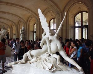 큐피드의 화살과 프시케가 지하 세계에서 가져온 병이 보이는 후면, 루브르 박물관 소장