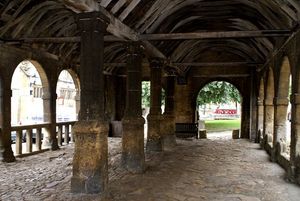 두 개의 통로가 있는 시장 홀 내부, 치핑 캠던, 글로스터셔, 잉글랜드