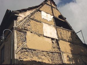 세 가지 종류의 충전재가 있는 목골조 벽: 엮어 바르기, 벽돌, 돌. 원래 충전재와 목재를 덮었던 석고 코팅은 대부분 사라졌습니다. 이 건물은 독일 중부 도시인 바트랑겐잘차에 있습니다.