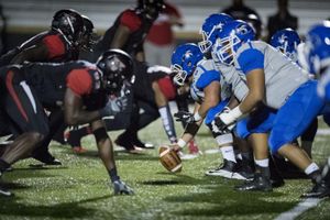 2016년 11월 12일, 군대 감사 게임 중 발도스타 주립 대학교와 쇼터 대학교의 선수들이 줄을 서 있다.