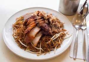 수리남식 차우민(Tjauw min)과 목시 메티(moksi meti)