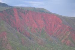 시를 둘러싼 산의 붉은 사암