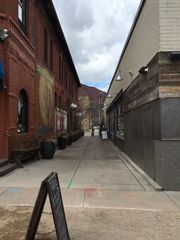 젠트리피케이션의 일환으로 만들어진 7번가 거리의 고급 레스토랑 및 쇼핑가