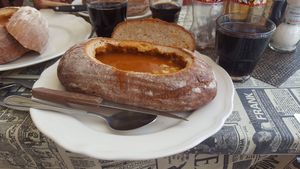 프라하의 한 식당에서 빵 안에 제공되는 굴라시