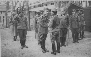 알렉산드로스 (가운데)가 1918년 5월 마케도니아 전선에서 섭정 알렉산드로 1세와 악수하는 모습