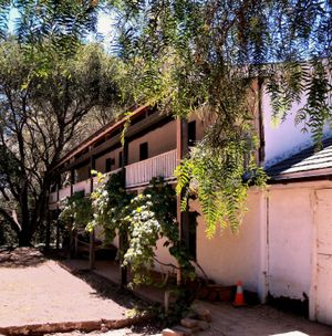 후안 카스트로가 란초 산 안드레스에 지은 카스트로 아도베는 왓슨빌에서 가장 오래된 건물이다.