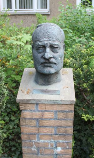 베를린-하일리겐제의 쿠르체브라커 베크 40에 있는 하우스호퍼 기념비.