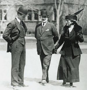 엘리너 와이드너, 아들 조지(왼쪽), 그리고 건축가 호레이스 트럼바우어 in 하버드 대학교 정원.