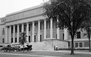 1920년 사진. 고어 홀 기념 대형 청동 명판은 오른쪽 가장자리 나무 바로 왼쪽에 있으며, 제1차 세계 대전 포병 부대는 현재 없어진 군사 과학 및 전술 부서에서 사용되었다.}}