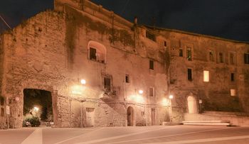 밤에 보이는 전 수도원의 정면