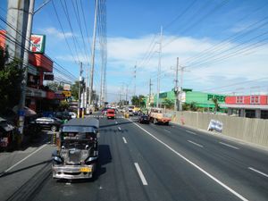 이모스 누에노 애비뉴 방향으로 남쪽을 바라본 아기날도 하이웨이