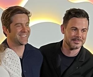 2024년 ATX TV 페스티벌에서 열린 시리즈 10주년 기념 패널에서 공동 제작자 크리스토퍼 C. 로저스와 크리스토퍼 캔트웰(Christopher Cantwell)