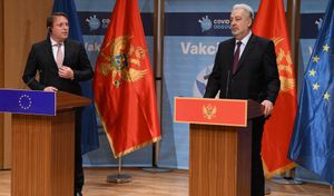 2021년 5월, 유럽 이웃 및 확대 담당 위원 올리베르 바르헤이와 함께 있는 크리보카피치.