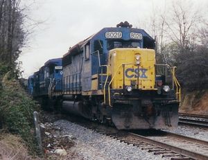 CSX 교통 SD40-2가 조지아주(미국) 터널힐에서 대기 중이다.