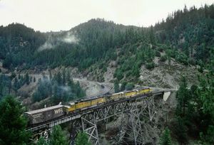 DDA40X 6943은 GE C30-7 2400 옆에 있으며, 페더 강 노선의 케디 와이에서 비교적 긴 길이를 보여준다 (1984년)