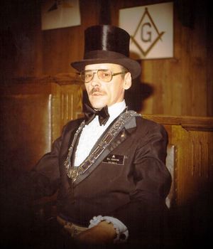 프리메이슨(Masonic)의 정통장이 전통적인 실크 해트를 쓰고 있는 모습