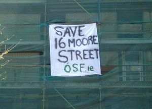 2009년 4월 오코넬 거리에서 16 무어 거리 구하기 캠페인의 일환으로 오그라 신 페인 배너 드롭