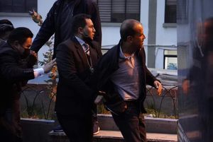 경찰이 카마초를 경찰 본부로 이송하고 있다.