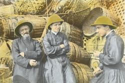 1918년경-1938년 메리놀회 신부 제임스 에드워드 월시(왼쪽에서 두 번째), 프란시스 자비에르 포드(왼쪽에서 세 번째), 오귀스트 고티에 주교와 함께 찍은 컬러 랜턴 슬라이드. 배경에는 엮은 바구니가 놓여 있다. 세 사람 모두 수단과 피스 헬멧을 착용하고 있다.