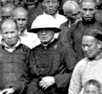 메리놀회 사제 및 형제회의 공동 창립자인 토마스 F. 프라이스 신부가 1918년 중국에서 찍은 사진의 중앙에 있다.