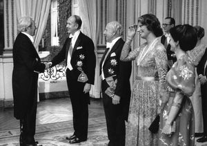 슈미트(왼쪽)는 1975년 프랑스 대통령 환영회에 참석했다.