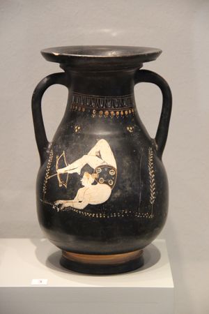 고대 그리스 도자기, 기원전 4세기, 발로 활을 쏘는 여성 컨토셔니스트