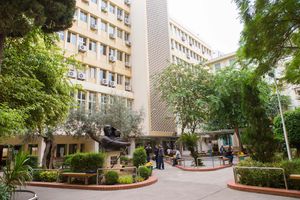 소셜 사이언스 캠퍼스에 있는 성 요셉 조각상, 일반적으로 "Huvelin"으로 알려져 있다.