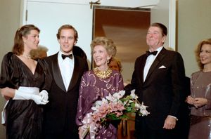 모나코 공녀 카롤린과 당시 모나코의 상속 친왕인 알베르가 1983년 3월 28일 워싱턴 D.C.에서 로널드와 낸시 레이건과 함께