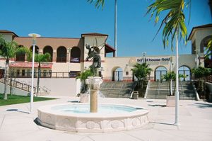 조각가 케빈 브래디의 작품 The Ace가 있는 서쪽 입구 광장