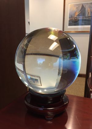 석영으로 만든 수정구슬. 점이나 영시에 흔히 사용된다.