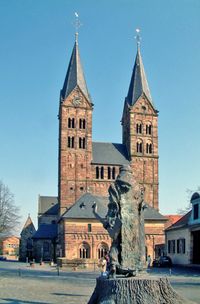 성 베드로 교회, 앞쪽에는 잉글랜드 출신 기독교 선교사 성 보니파스의 조각상이 있다.