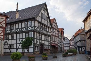 츠비셴 덴 크레멘 거리에 늘어선 목조 건물